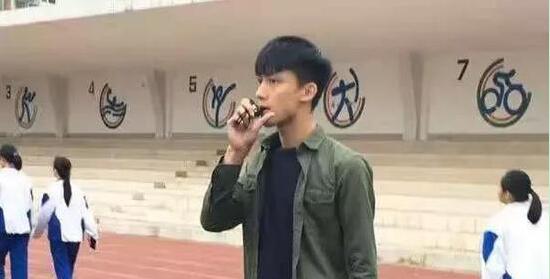 校草體育老師顏值逆天 女學生癡狂