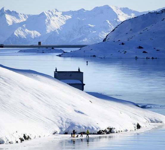 瑞士比安科湖冰封 民眾湖面散步
