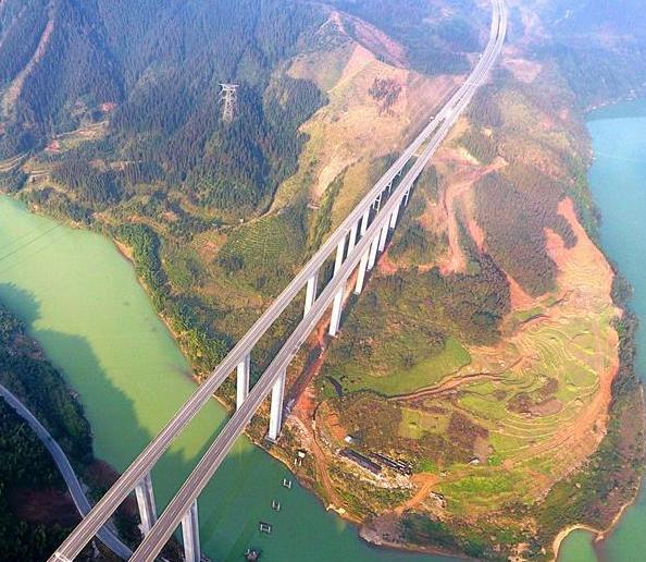 實(shí)拍：“天路”所至處 天塹變通途