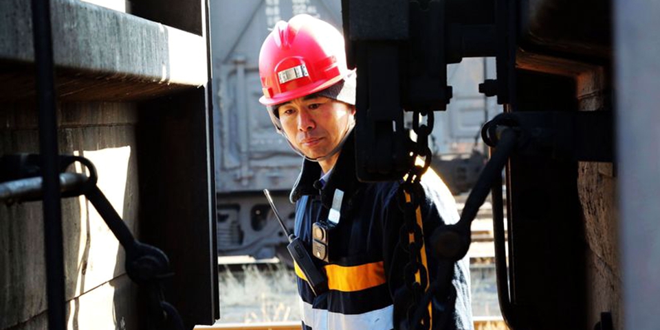 鐵路線上的“轉(zhuǎn)門子” 春運(yùn)中不為人知的崗位