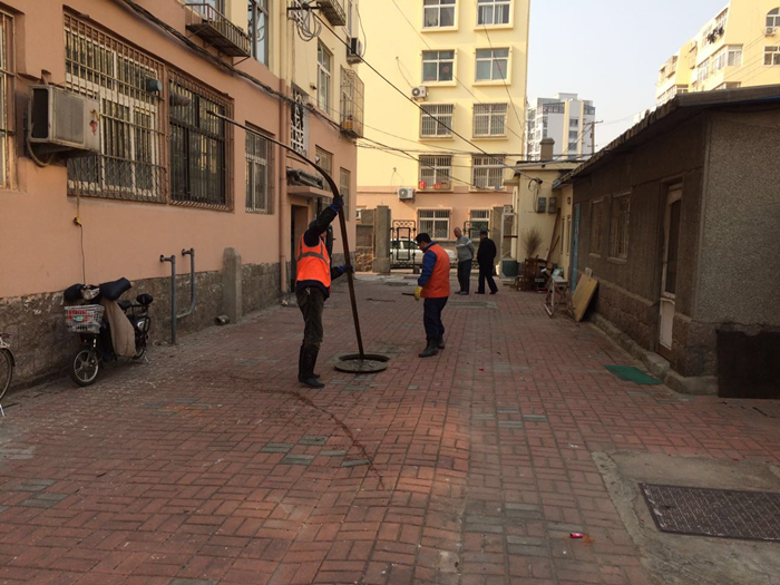 临近春节,沧口街道兴山路社区在辖区开展了旧楼区环境卫生清整活动。活动中,街道城管工作人员、社区工作人员、社区志愿者40余人参加,对社区老楼院违章圈占、非法小广告、卫生死角、楼道乱堆乱放等进行集中清整和治理。通过清整,共清除各类违章圈占6处、小广告300余处、清整花坛5个、清运乱倒垃圾10处。活动期间,社区工作人员还积极开展了人人参与清洁干干净净过节宣传工作,倡导居民积极行动,从我做起营造干净整洁的节日环境。清整活动为期一天,使社区老城区片区面貌得到了明显改观。 责任编辑:刘锟锋