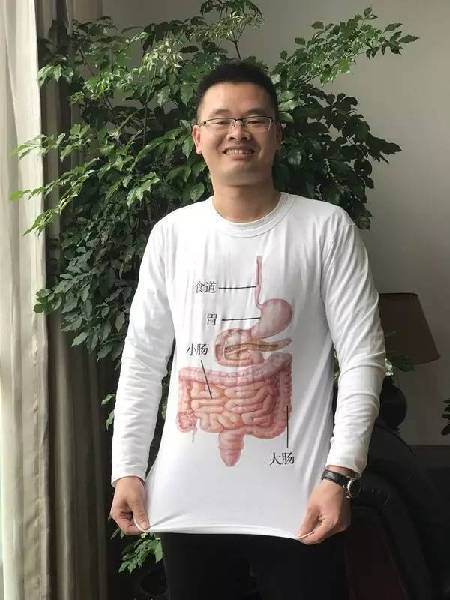 小學(xué)老師“穿”消化器官圖帶豬大腸上課 講消化器官