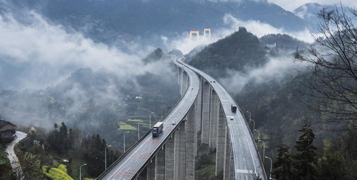 滬渝高速泗渡河大橋云山霧罩 宛如仙境