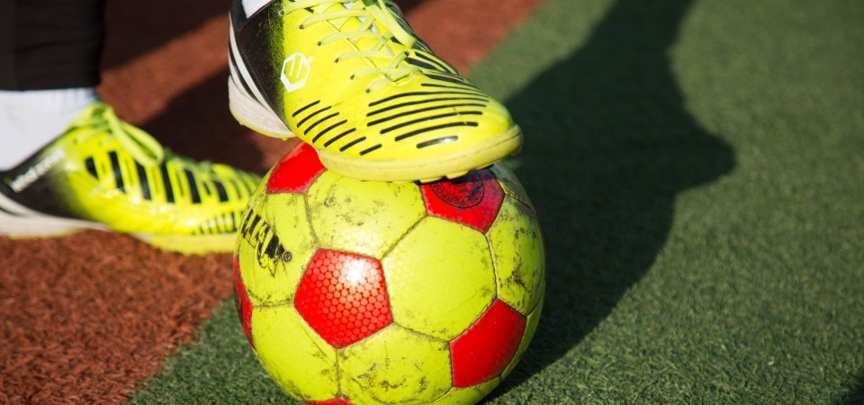 盲人足球隊:在黑暗中奔跑 用耳朵“踢”球