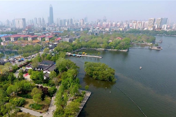 俯瞰濟(jì)南大明湖：碧波蕩漾 風(fēng)光秀美