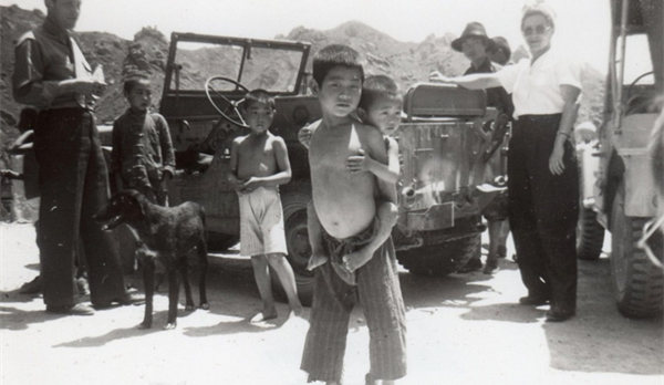 1947年青島老照片：街頭小孩衣不遮體