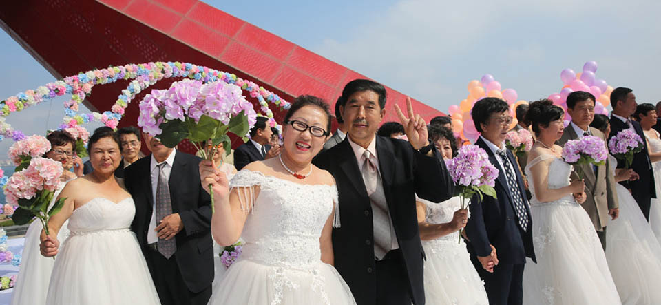 重返“20歲”！青島子女為父母補(bǔ)辦海邊集體婚禮