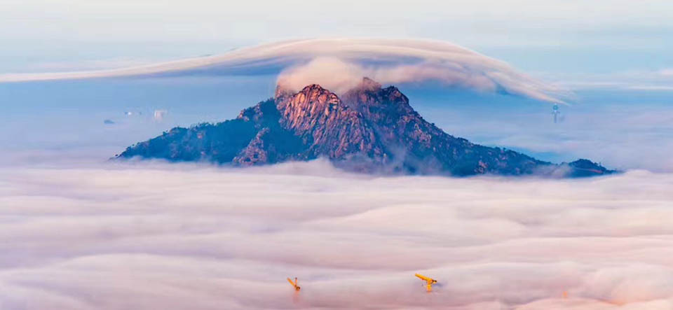 在“云上之城”邂逅七彩云霧