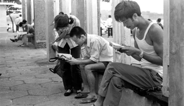 上世紀(jì)80年代青島老照片：公園興起讀書熱