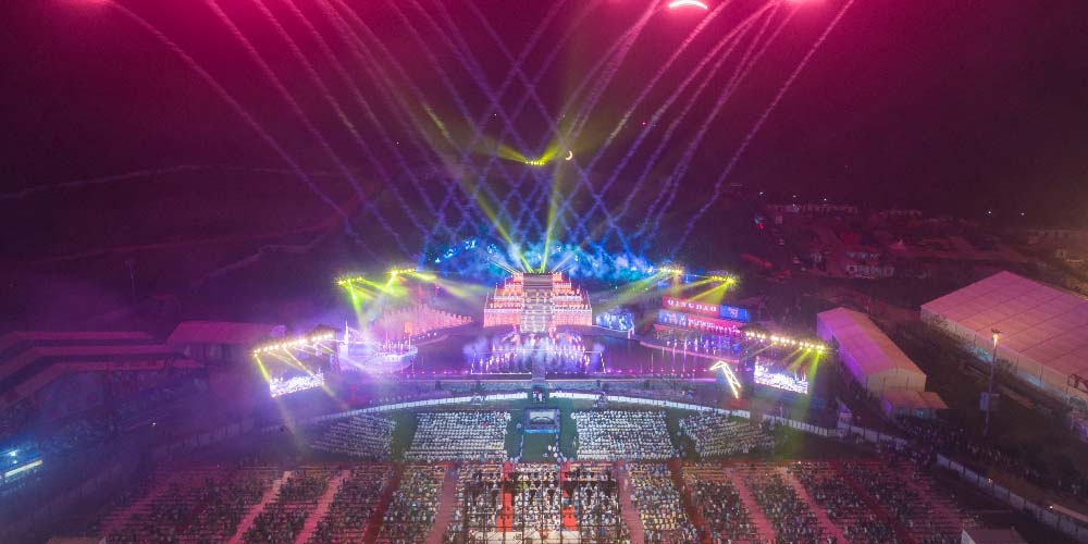 啤酒節(jié)第一桶啤酒開啟 黃教主化身公益大使