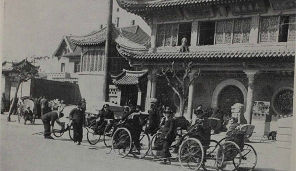 1948年青島的老照片：天后宮門前人力車夫靠活