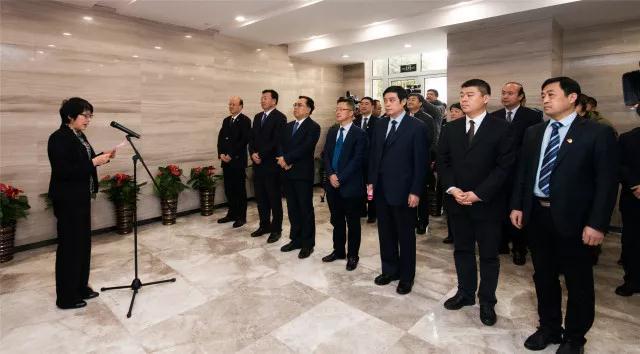 青岛国际院士港是李沧聚焦新旧动能转换和产业转型升级,重点打造的以人才和科技为支撑的高端资源平台。采取政府引导、企业运营、市场运作、专注创业的运作模式,以系统创新、规模创新、集成创新、协同创新为路径,致力于传统产业挖潜开荒,推动高端化、低碳化、智能化改造。政府在打造制度平台、优化公共服务、营造创新环境等方面做好服务,让院士的创新创业活力充分迸发。截至目前,已累计签约引进75名院士,外籍院士占比超过70%,袁隆平等12个院士项目落地运营。