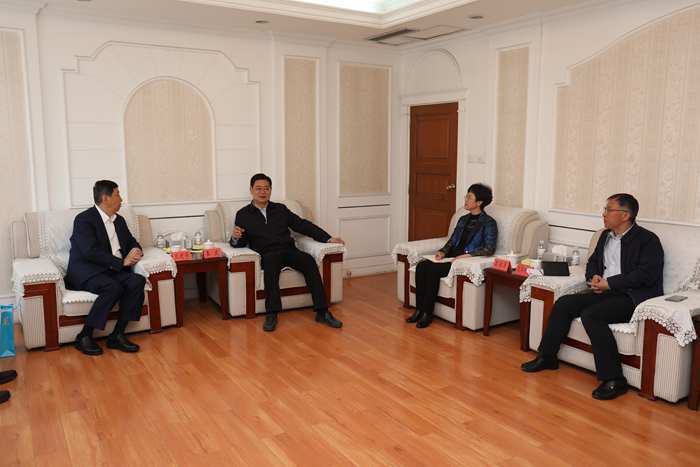 王波會見新華錦集團董事長張建華