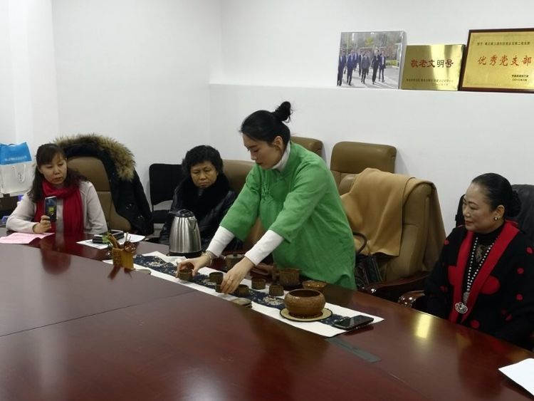 國家二級評茶師到世園街道南王社區(qū)進行茶藝授課