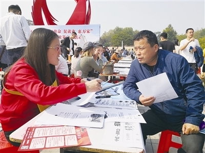 李滄區(qū)“金秋送崗”暨政策宣傳招聘會舉辦