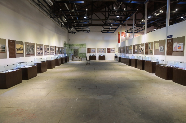 纺织展厅 纺织类展品包括:古城顶遗址出土的陶纺轮,1905年德华缫丝厂发行的股票,钟渊纱厂的誓约书,华新纱厂的商标、宣传标、老照片等,中纺时期的档案资料、图书等,建国后沧口纺织的生产、生活用品,包括仪器仪表、工作服、老照片、工作证、奖状、饭票、搪瓷缸等。另外,还有国棉六厂武装部民兵训练器械、照片等。 在年俗展厅,设置了一组场景,内容包括:祭祖、祭灶、乡村大炕;生肖展品设置了互动区,观众可以抱着毛绒玩具猴拍照。