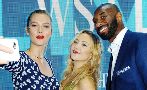 就是不刮胡子！科比出席活動同超模玩自拍