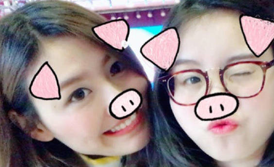 游泳女神“合體”洪荒少女 一個美一個萌