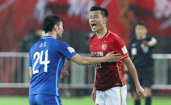 恒大眾將不滿判罰上前質(zhì)疑 郜林暴怒吼裁判