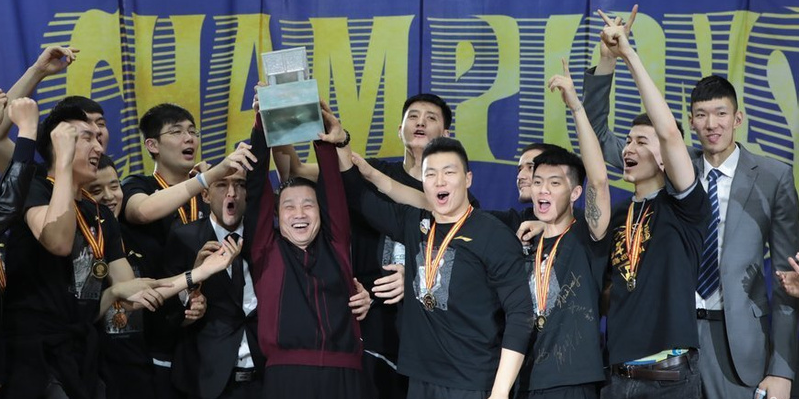 新疆隊(duì)?wèi)c典升起冠軍旗 周琦西熱化身教練