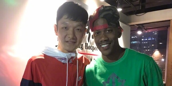 于大寶楊智合影馬布里 老馬穿北京元素T恤