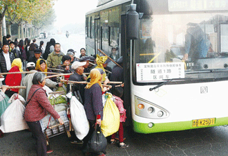 跨?！百u菜公交”只拉扁擔(dān)客