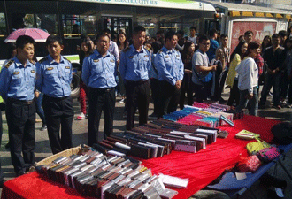 他們就那樣遠遠站著 看著你