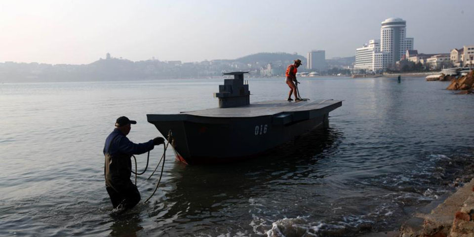 牛！青島老人自造縮微“航母”