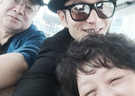 黃曉明曬與父母旅游合照