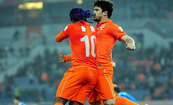 魯能2-1建業(yè)取3連勝 洛維野牛擁抱相慶