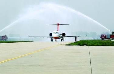 國產(chǎn)噴氣客機(jī)首次飛越國門