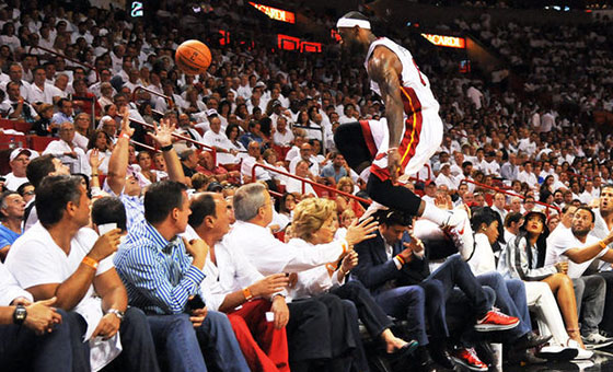 詹皇跨越觀眾席飛身救球 2-0籃網(wǎng)仰天長嘯