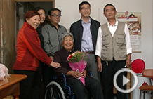 愛心陪伴志愿者冒雨送愛心