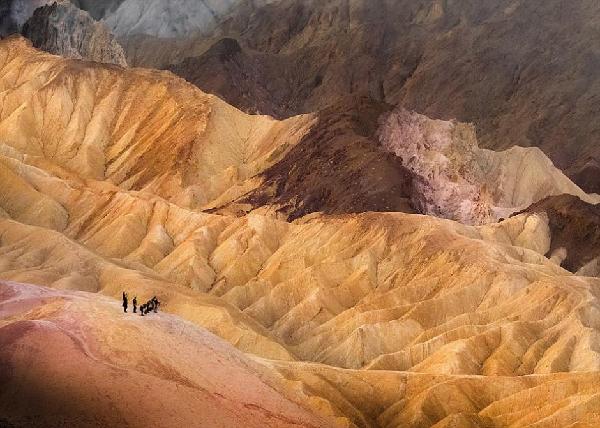 攝影師拍死亡谷美景 游客似火柴人