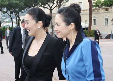 鞏俐章子怡戛納攬腰親熱