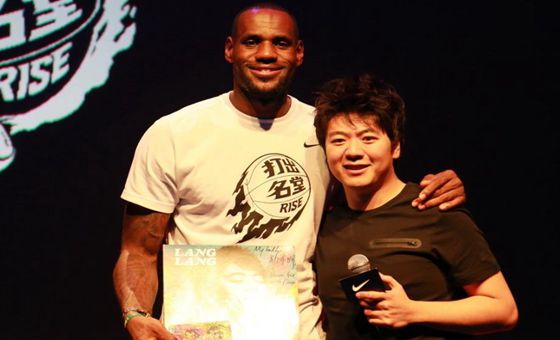 詹姆斯中國行北京站 現(xiàn)場與郎朗共彈鋼琴 詹姆斯中國行北京站 現(xiàn)場與郎朗共彈鋼琴