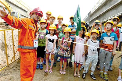 到青島地鐵看爸爸去 到青島地鐵看爸爸去