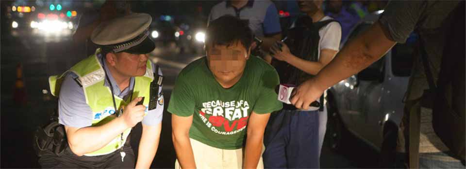 夜晚亂用遠光燈讓人“亮瞎眼” 司機被罰看5分鐘大燈