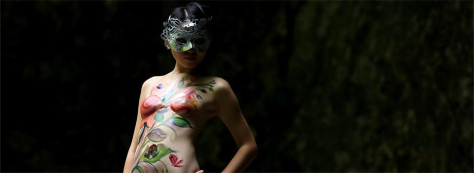 廣西融安國家4A級景區(qū)上演人體彩繪