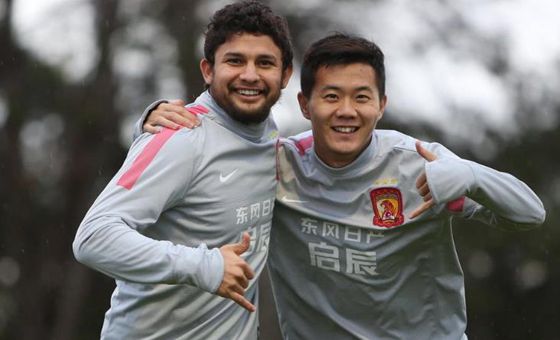 恒大備戰(zhàn)澳洲隊眾將搞怪 埃神黃博文秀親密