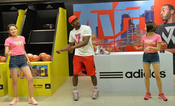 NBA狀元郎沃爾登陸青島 現(xiàn)場教女球迷道基舞