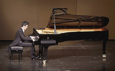 兩場(chǎng)頂尖音樂會(huì)昨晚讓樂迷左右為難