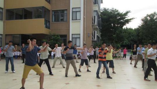 幼兒園“爸爸聯(lián)防隊(duì)”練擒拿格斗術(shù)為娃站崗