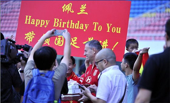 國(guó)足輕松備戰(zhàn)與泰國(guó)熱身賽 佩蘭生日收球迷祝福