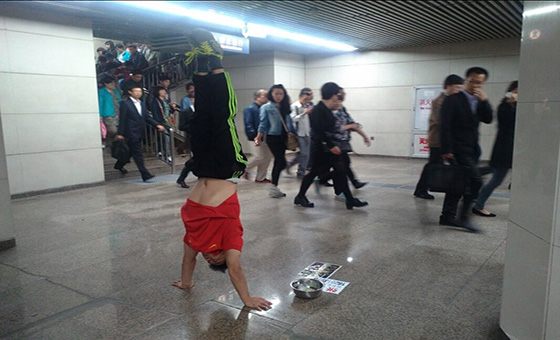 完全沒(méi)人理！張尚武人流中賣藝遇冷場(chǎng)