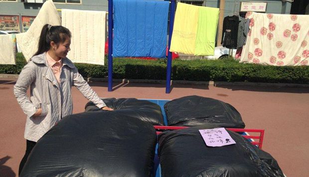 大學生曬被子有新招 被褥裝進黑色塑料袋
