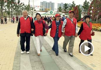 拉著媽媽 也不放開結對老人的手