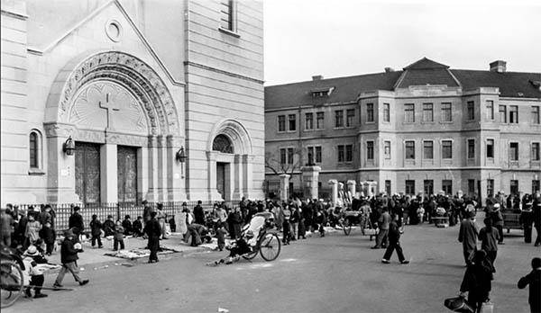1946年青島老照片：天主教堂前猶如集市