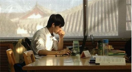 北大圖書館男神照片網(wǎng)絡(luò)爆紅 曾是高考狀元