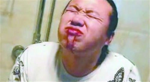 男子狂飲20斤白酒 吃釘子嚼刀片下酒